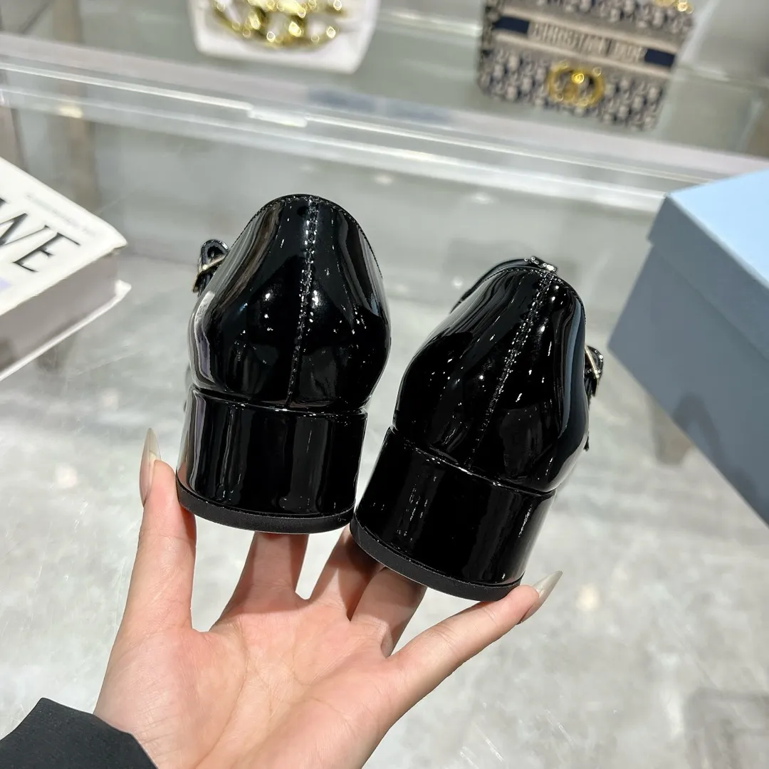 👟👟Ex-factory price 540👟👟 Prada 25ss early spring new model 🌟 Recommended by major bloggers in Xiaohongshu, showing classic charm. Injection-molded leather outsole, imported mixed-breed sheep lining. These velvet-textured pumps combine elegance with modern sophistication, and the delicate bow adds a romantic touch. The upper is decorated with grosgrain bow and metal buckle. Metal letter logo. Decorated with metal letter logo. Velvet texture covered heel with height 4.5cm. Size: 35 to 40 (41 is custom-made and cannot be returned or exchanged)